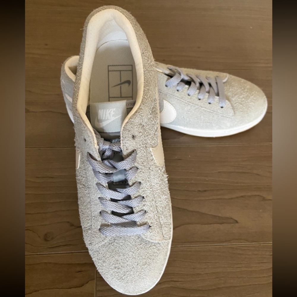 Nike Women’s Gray suede Sample size 7 Shoe Brand new